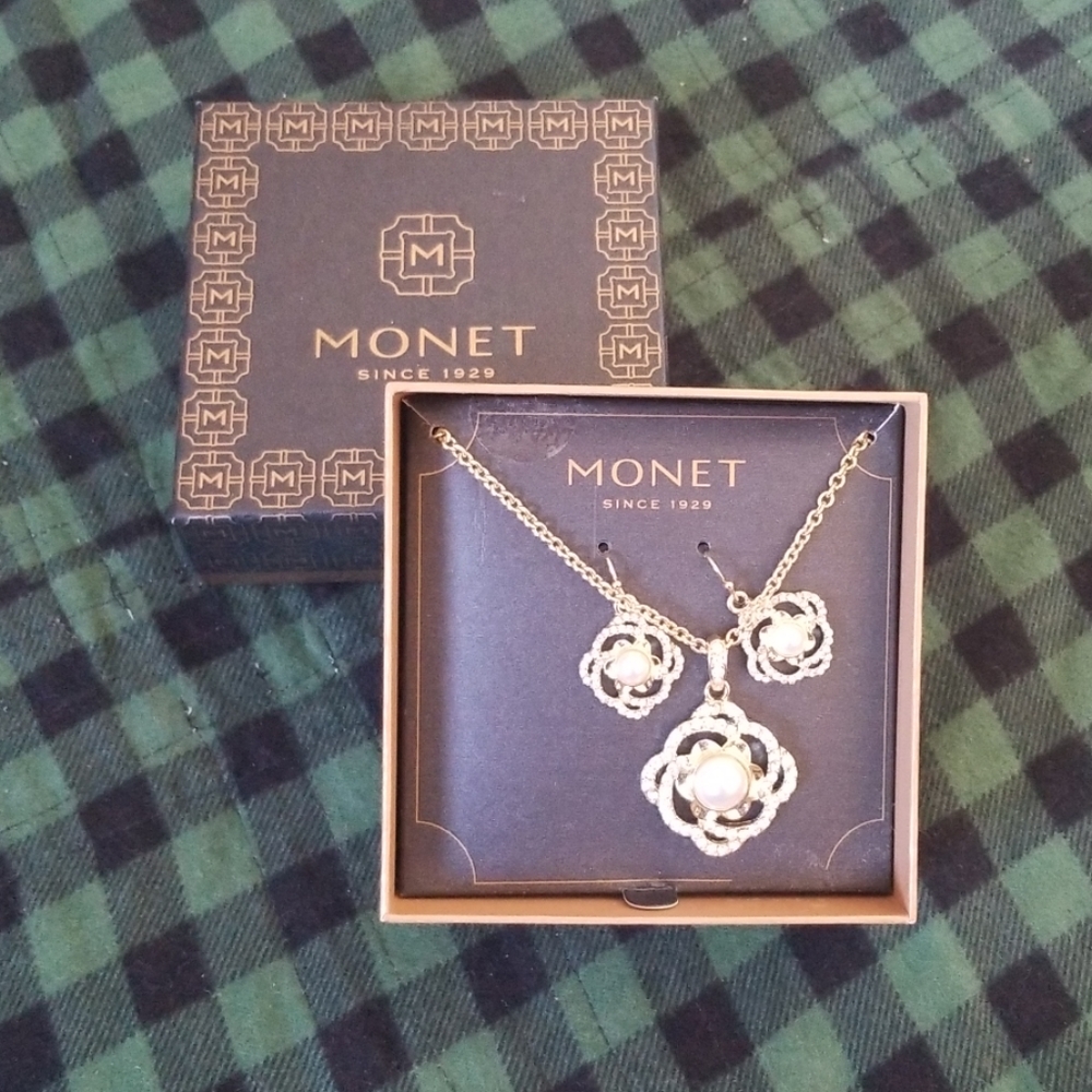 Earring and necklace set